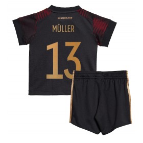 Baby Fußballbekleidung Deutschland Thomas Muller #13 Auswärtstrikot WM 2022 Kurzarm (+ kurze hosen)